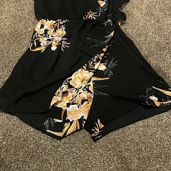 Small romper. - Picture 2 of 7